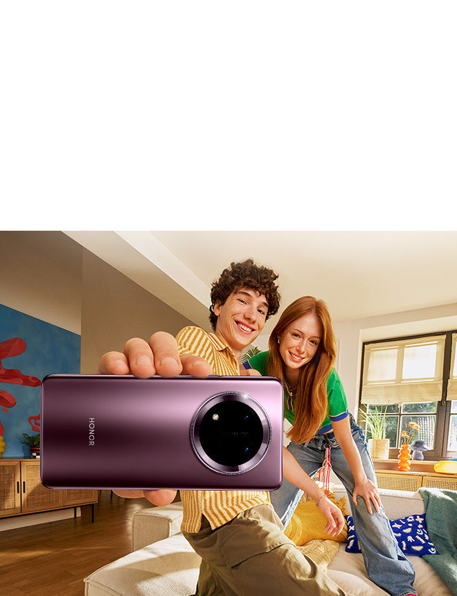 Dwoje młodych ludzi trzyma w ręku smartfon HONOR Magic7 Lite