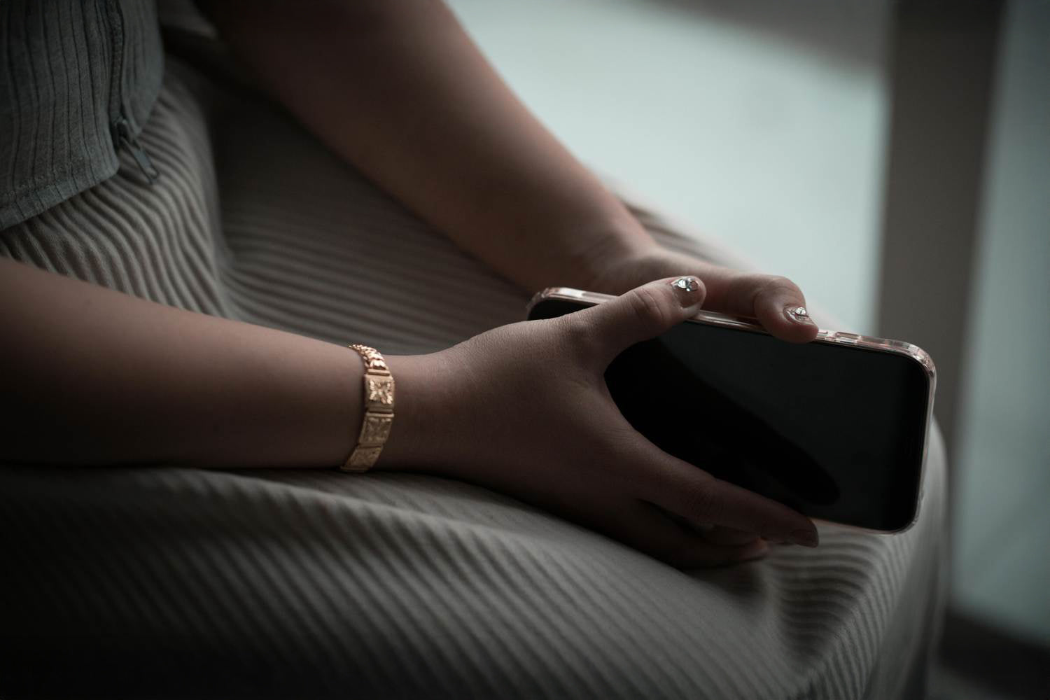 Telefon HONOR w dłoniach