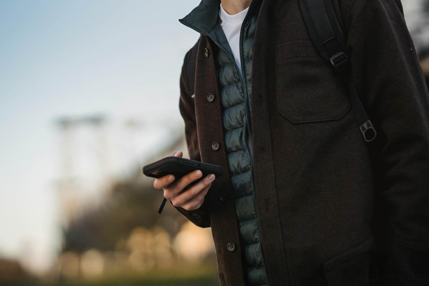 Trzymanie smartfona HONOR w dłoni