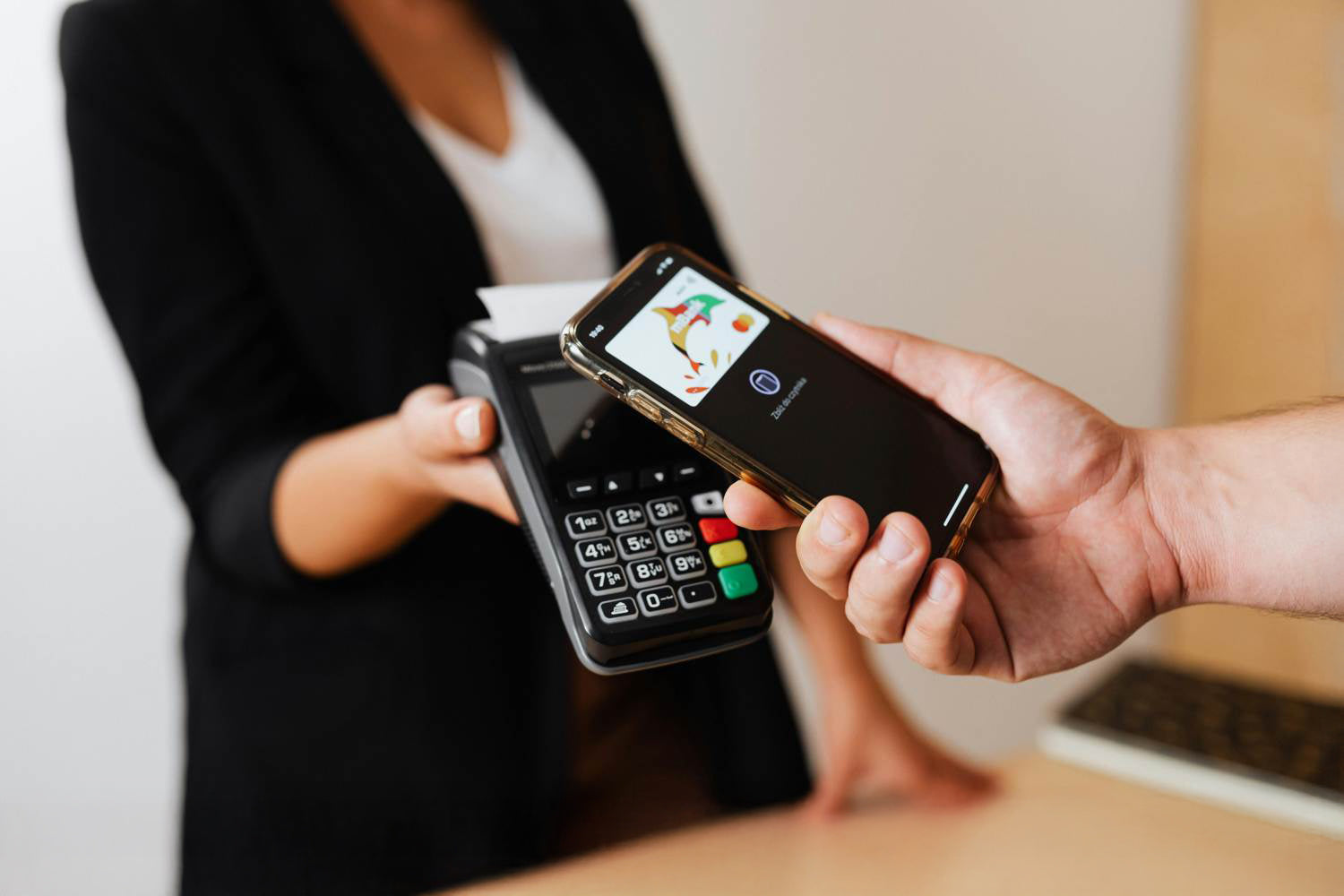 Płacenie zbliżeniowo smartfonem HONOR