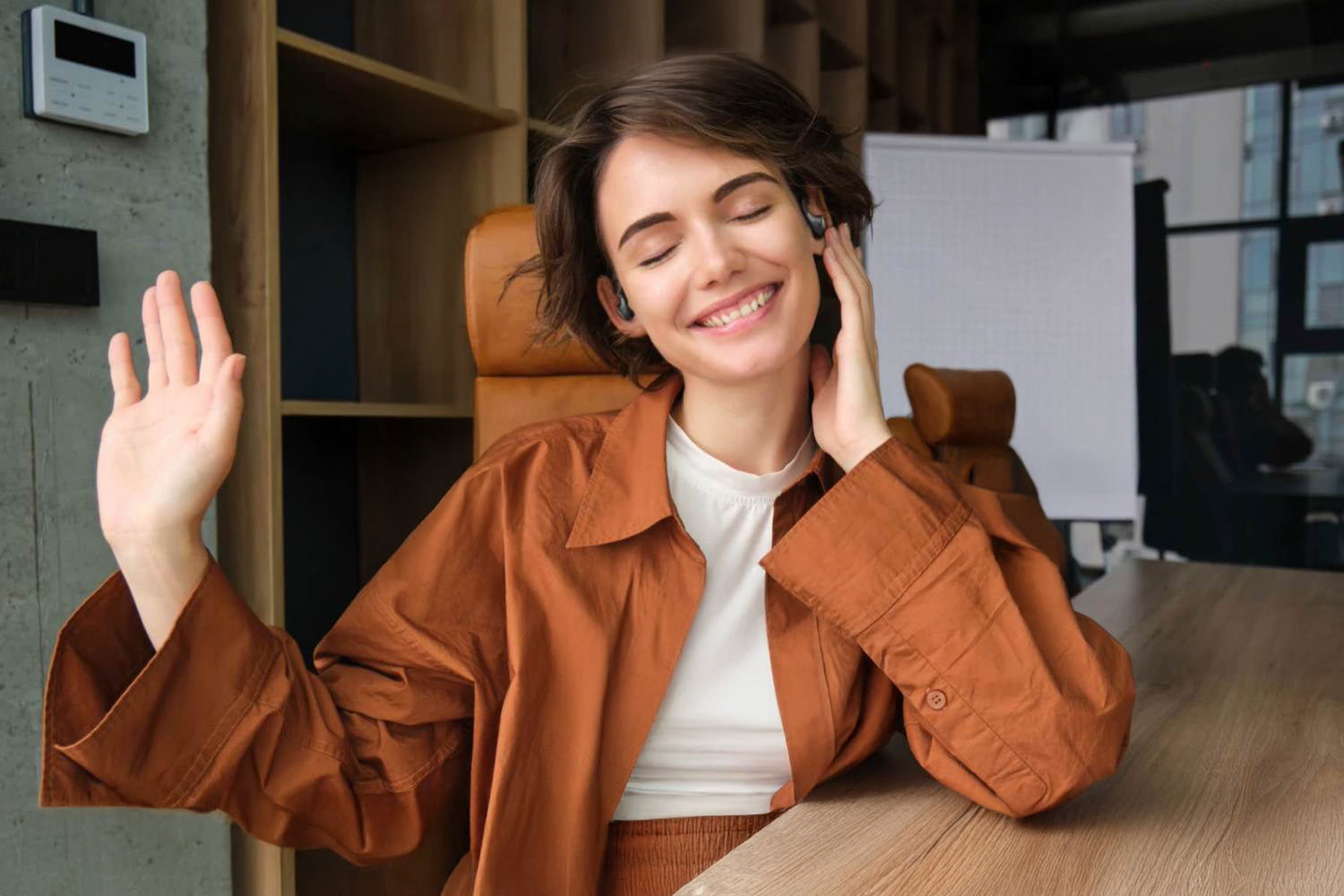 Młoda kobieta, słuchająca najlepszego brzmienia ze słuchawek HONOR.