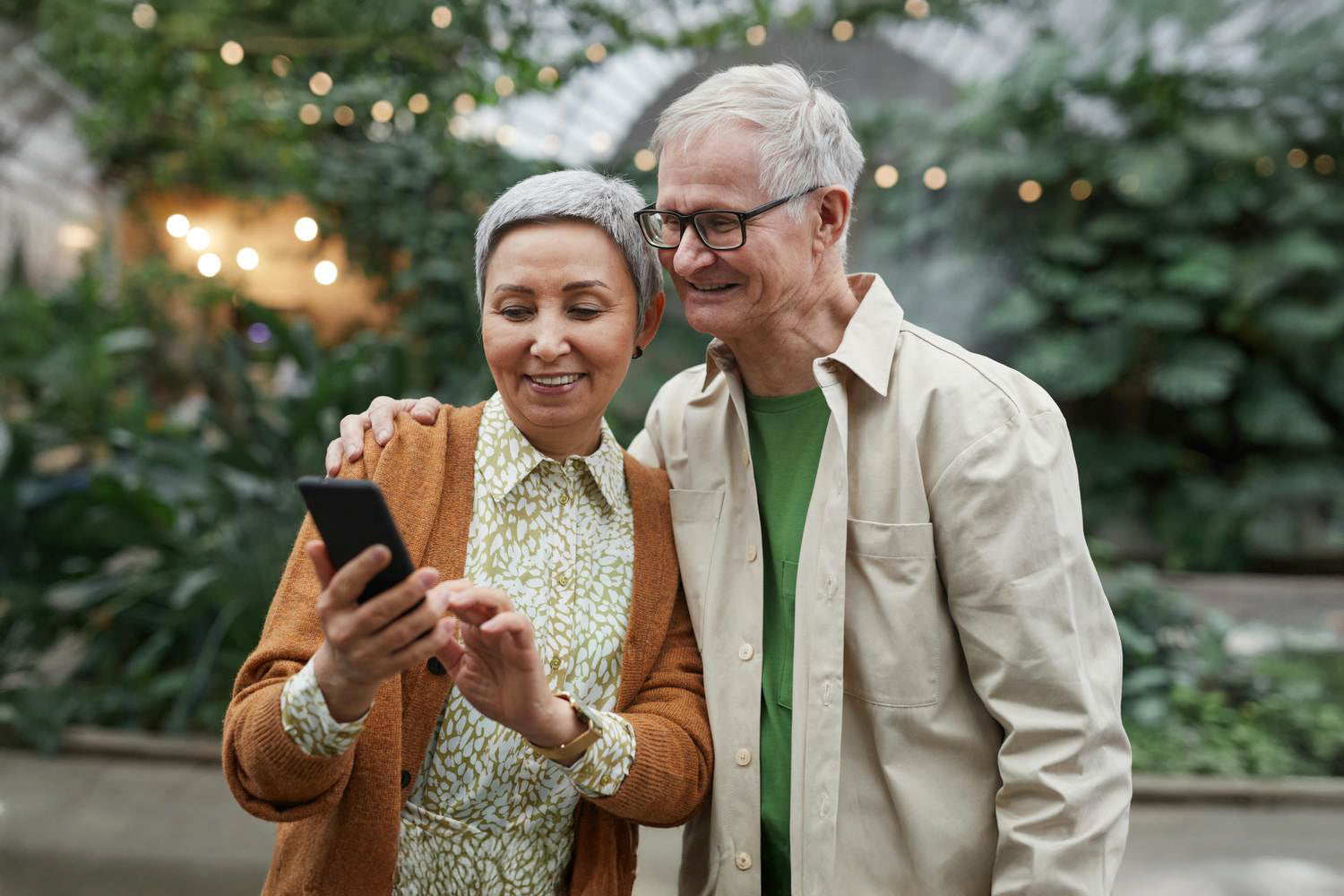 Seniorzy przeglądający telefon.